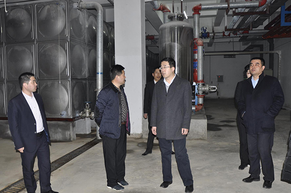 03王副局长在集团公司领导陪同下检查三爻小区设施设备.jpg 03王副局长在集团公司领导陪同下检查三爻小区设施设备.jpg