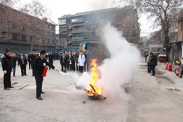 06灭火器材使用演示.jpg 06灭火器材使用演示.jpg